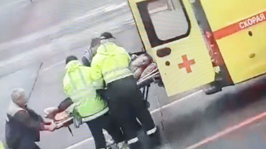 Alexej Nawalny wird auf dem Flughafen von Omsk bewusstlos in einen Rettungswagen geschoben.&nbsp;&nbsp;<br><br>&nbsp;