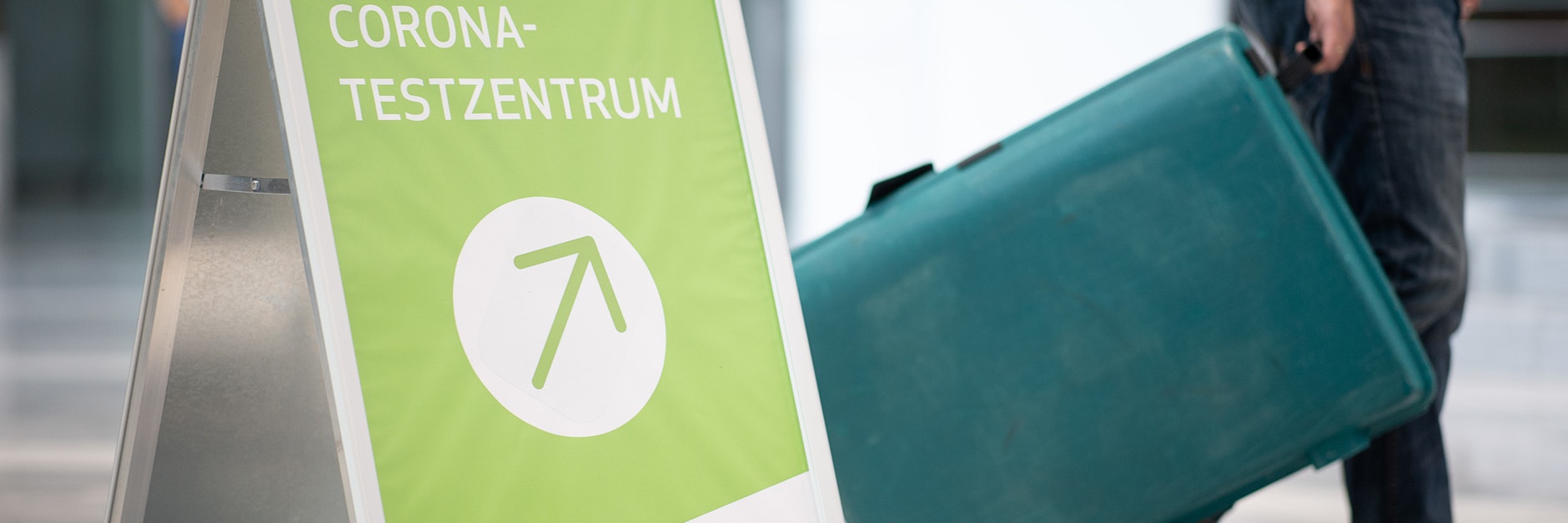 Dieses Schild am Flughafen Stuttgart verweist auf das Corona-Testzentrum und zeigt: Urlaub ist in diesem Herbst mit Risiken behaftet.&nbsp;