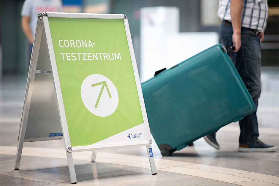 Dieses Schild am Flughafen Stuttgart verweist auf das Corona-Testzentrum und zeigt: Urlaub ist in diesem Herbst mit Risiken behaftet.&nbsp;