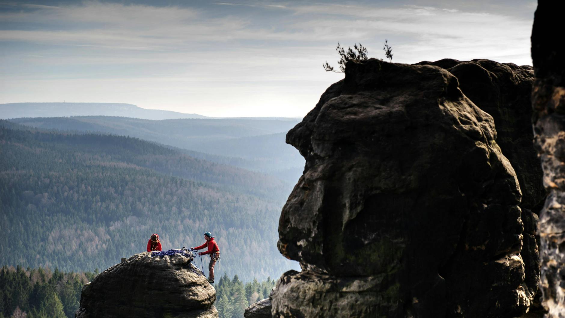 Die Region neu entdecken – ganz ohne Flugscham: Kletterer am Pfaffenstein in der Sächsischen Schweiz.
