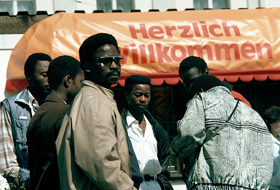 Verbindungen zur Bevölkerung – das war von vornherein nicht vorgesehen: Afrikaner am Maifeiertag 1989 in Schwerin.