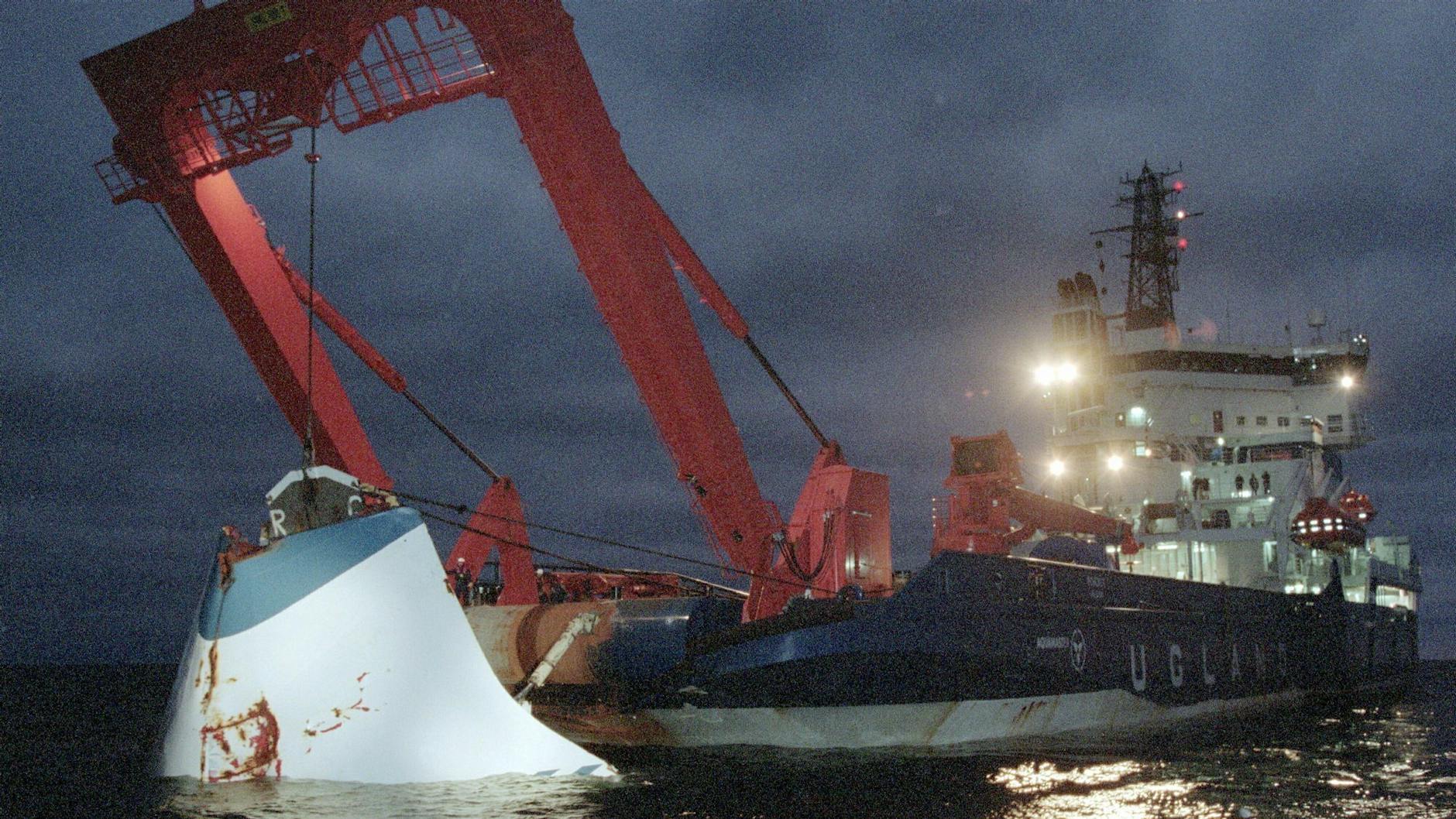 Im November 1994 wurde eine Bugtür der Fähre geborgen.