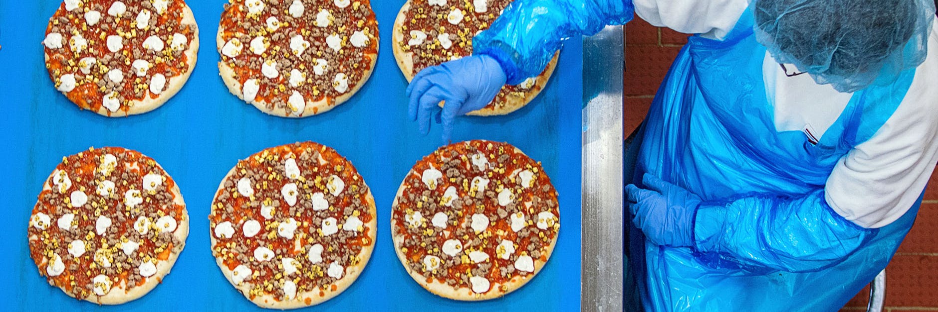 Im Werk von Dr. Oetker laufen Pizzen vom Band.