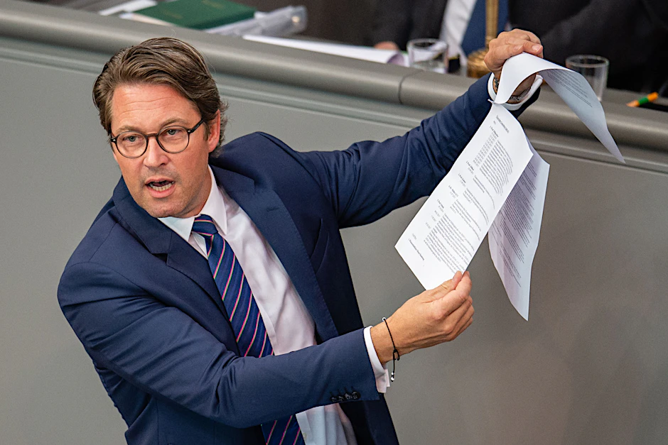 Wedelt mit Papieren: Verkehrsminister Andreas Scheuer im Sommer 2019 bei einer Bundestagsdebatte zur gescheiterten Maut.