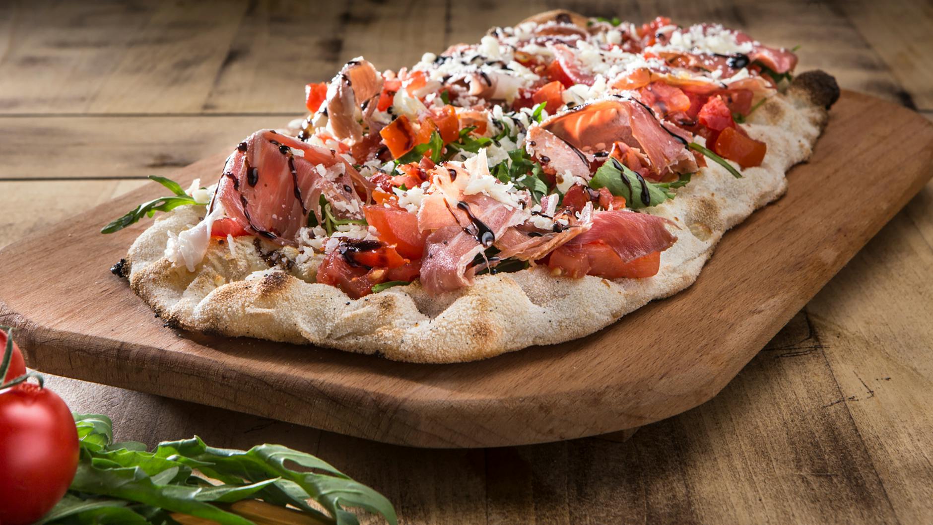 Die Pinsa könnte zum neuen Pizza-Trend werden. Durch die Mischung verschiedener Mehle ist sie besonders fluffig.