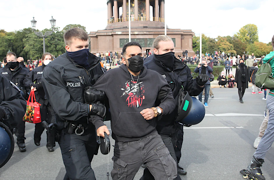 Attila Hildmann wird bei der Demonstration festgenommen.