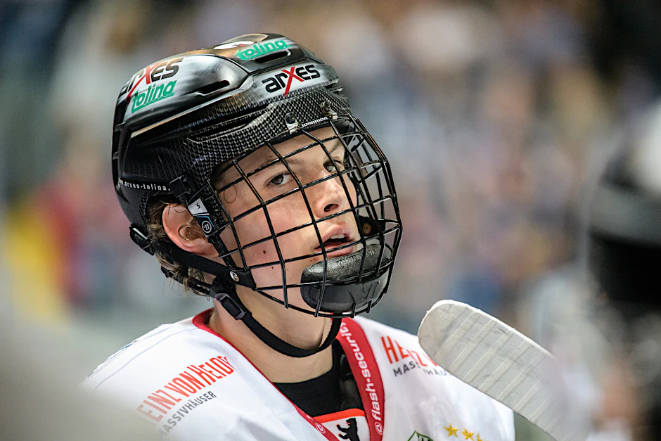 Lukas Reichel trifft heute beim Duell der Eisbären gegen die Lausitzer Füchse auf Brüderchen Thomas.