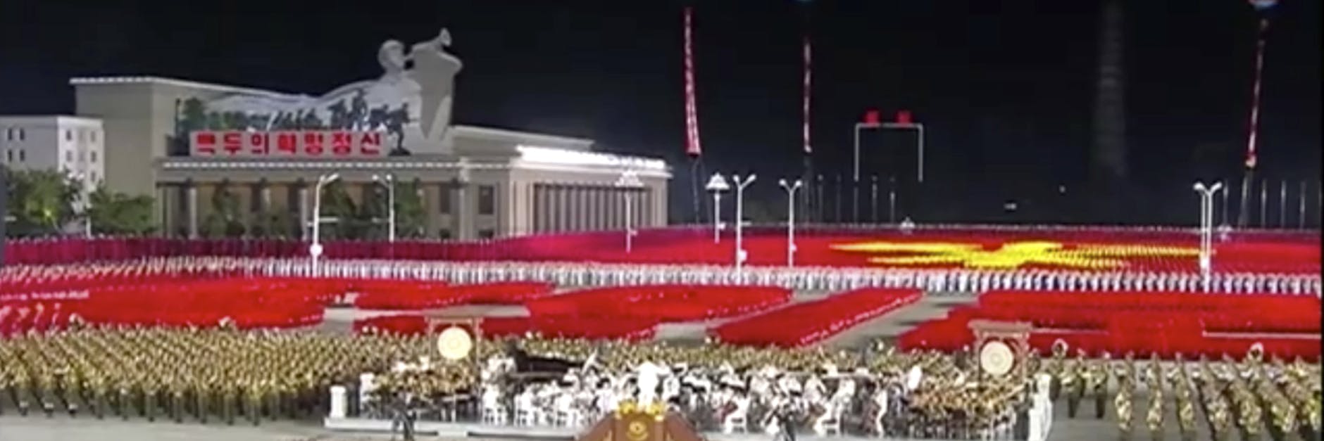 TV-Bild aus dem abgeschotteten Land: Das nordkoreanische Fernsehen überträgt die gigantische Militärparade.