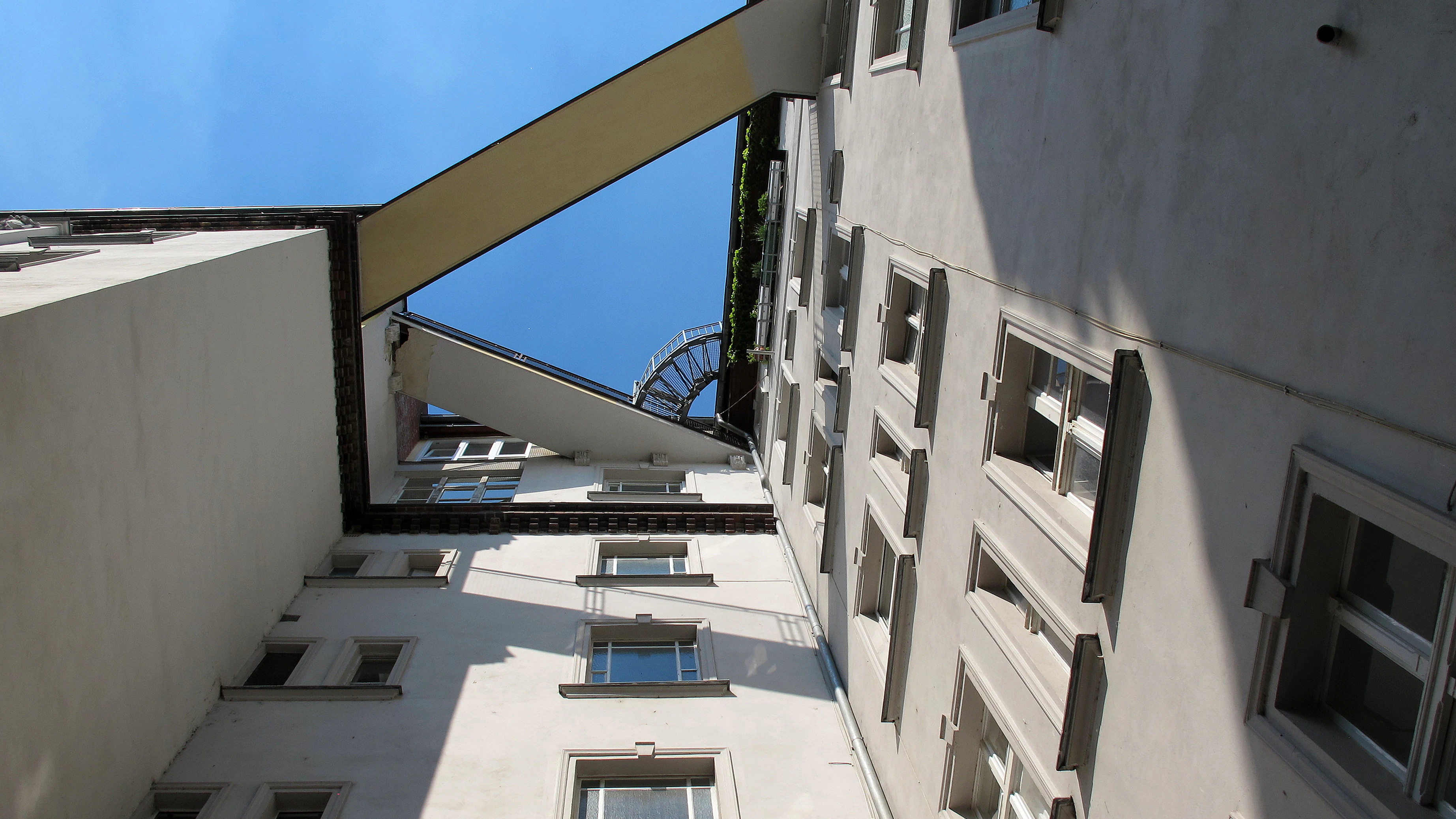 Eine Perspektive der anderen Art bietet Kocar mit seinen Fußfotografien an.