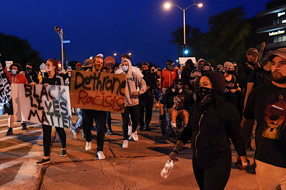 Gegen die&nbsp;Entscheidung eines Bezirksstaatsanwalts: Zahlreiche Protestanten in der Kleinstadt Wauwatosa.
