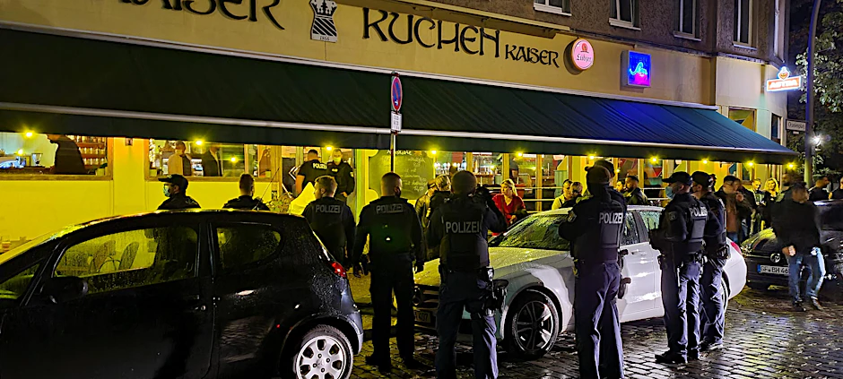 Am Oranienplatz in Kreuzberg kam es mit rund 80 Personen einer Feierlichkeit zu teils lautstarken Diskussionen. Die Polizei räumte das Lokal schließlich.