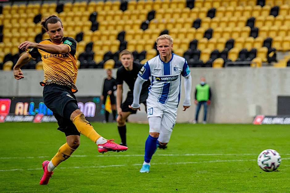 Yannick Stark (l.) trifft zur 1:0-Führung für Dresden im Duell gegen Magdeburg.