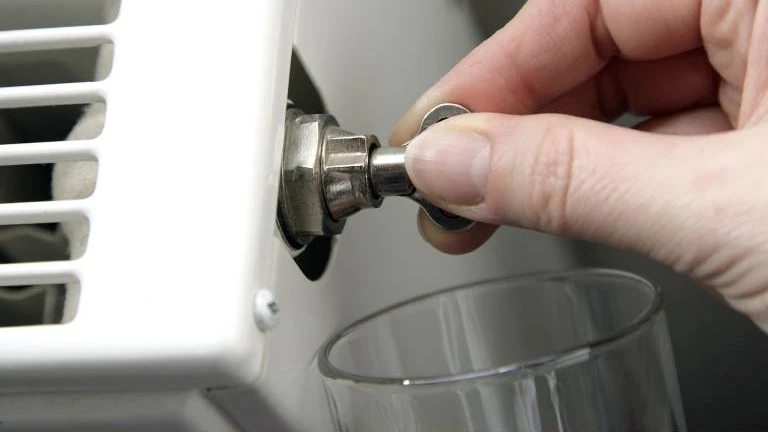 Mit Hilfe eines&nbsp;Entlüftungsschlüssels können Sie die Heizung selber entlüften.