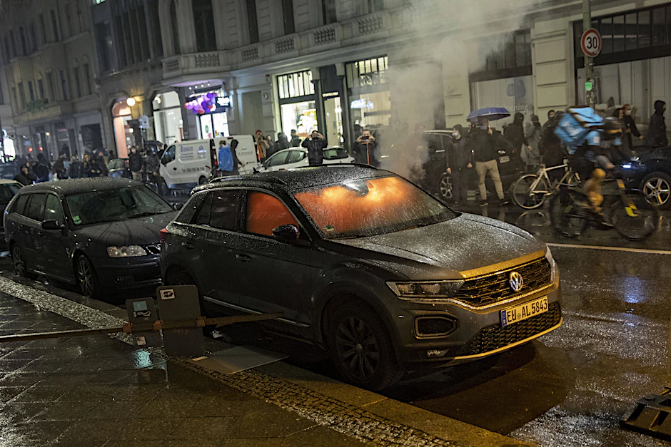 Mehrere Autos wurden am Rand der Demonstration in Flammen gesteckt.&nbsp;