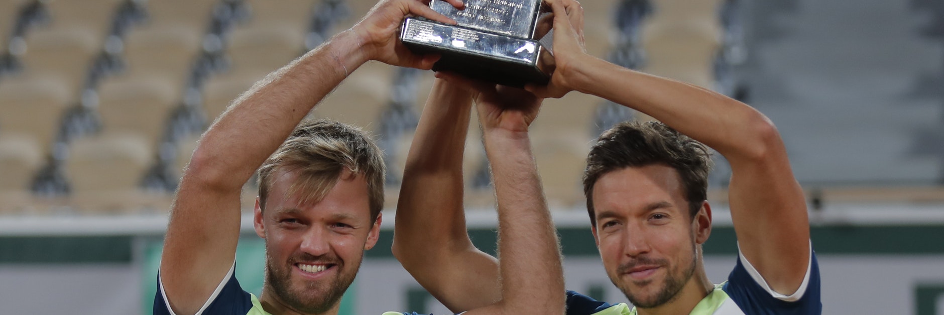 Kevin Krawietz (l.) und Andreas Mies mit der Trophäe in den Händen. Das deutsche Doppel verteidigte seinen Titel bei der French Open.&nbsp;