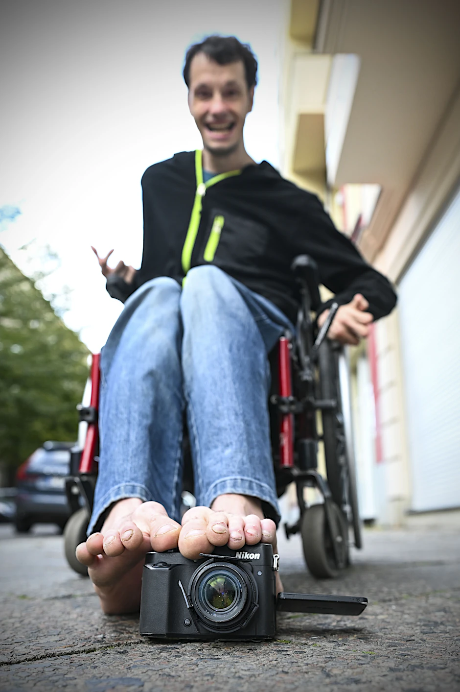 Mit dem linken Fuß hält Sven Kocar die Kamera fest, mit dem rechten drückt er auf den Auslöser.