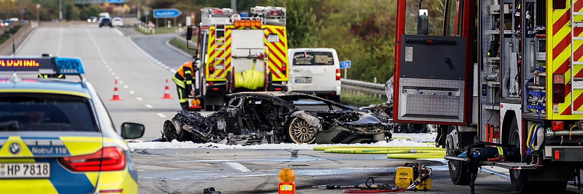Feuerwehrfahrzeuge stehen bei einem ausgebrannten Fahrzeug auf der Autobahn 66. Bei einem Unfall auf der Autobahn 66 bei Hofheim am Taunus (Main-Taunus-Kreis) ist ein Mensch ums Leben gekommen.