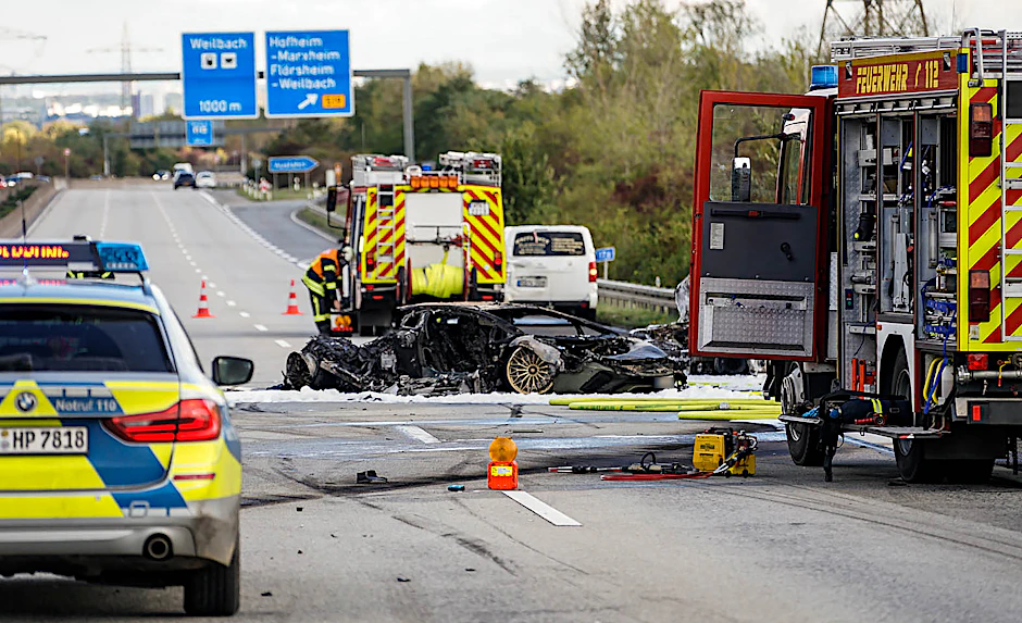 Feuerwehrfahrzeuge stehen bei einem ausgebrannten Fahrzeug auf der Autobahn 66. Bei einem Unfall auf der Autobahn 66 bei Hofheim am Taunus (Main-Taunus-Kreis) ist ein Mensch ums Leben gekommen.