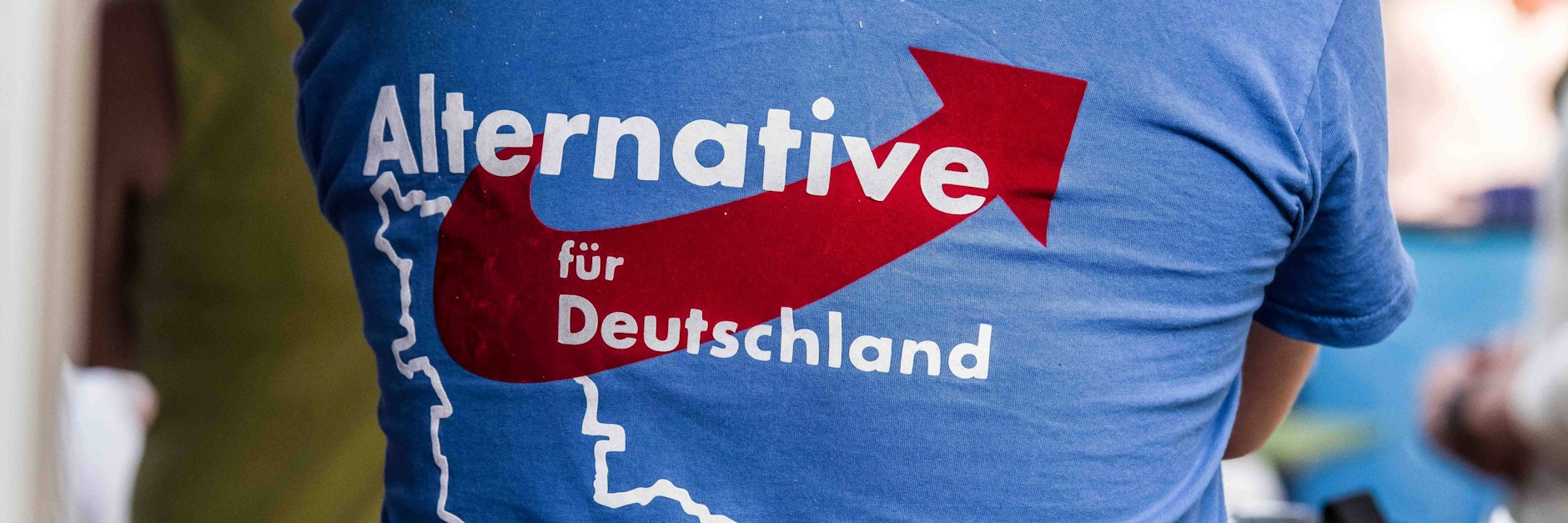 Ein Mann trägt im Wahlkampf ein AfD-Shirt.