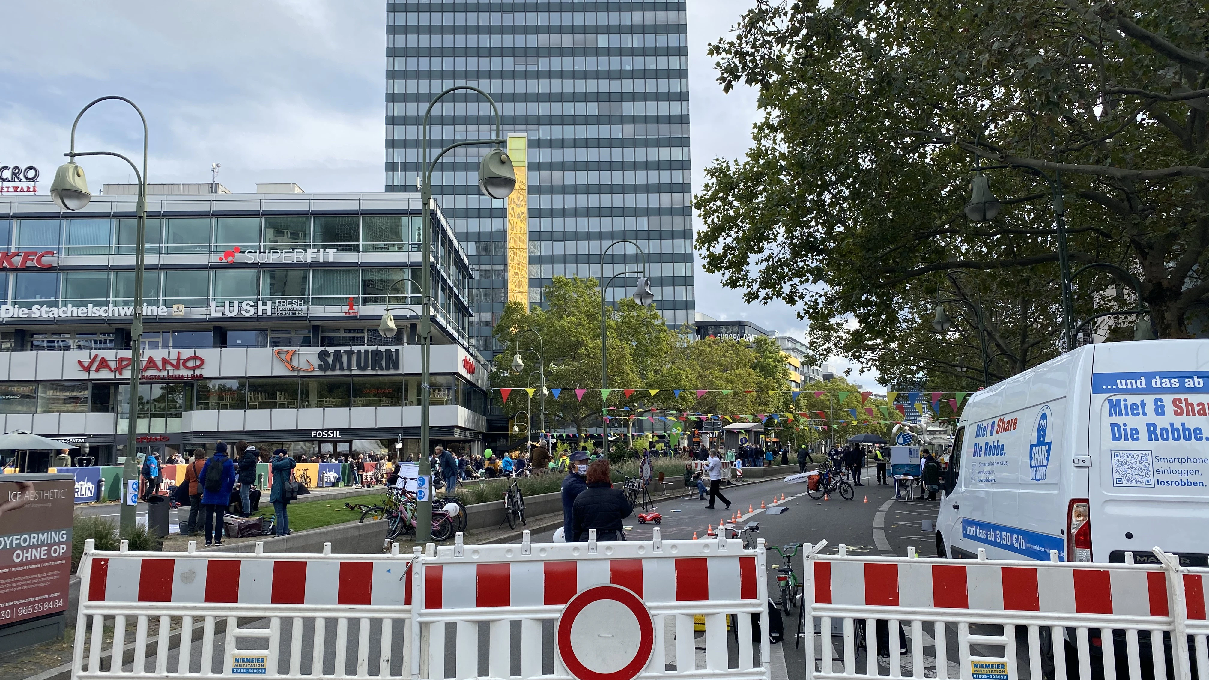 Bitte umfahren! Am 10. Oktober war die Tauentzienstraße zwischen Ranke- und Nürnberger Straße knapp drei Stunden lang gesperrt.
