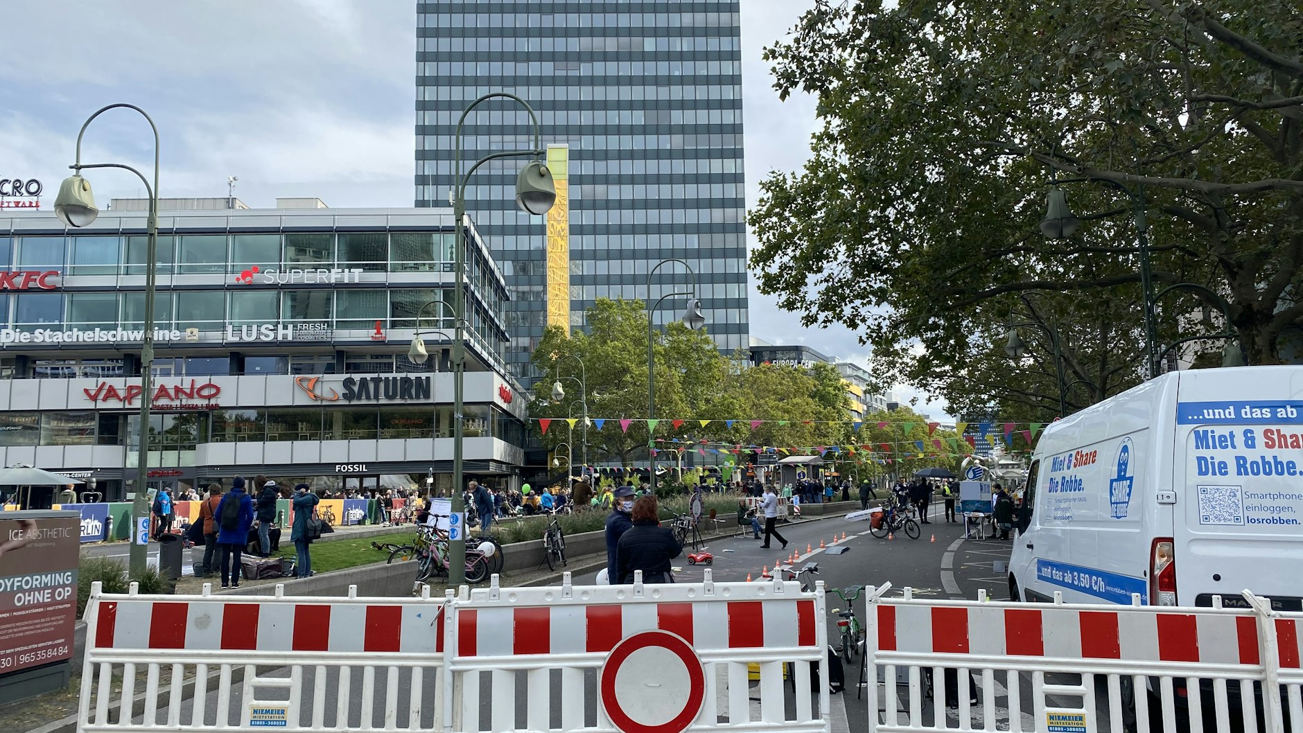 Bitte umfahren! Am 10. Oktober war die Tauentzienstraße zwischen Ranke- und Nürnberger Straße knapp drei Stunden lang gesperrt.