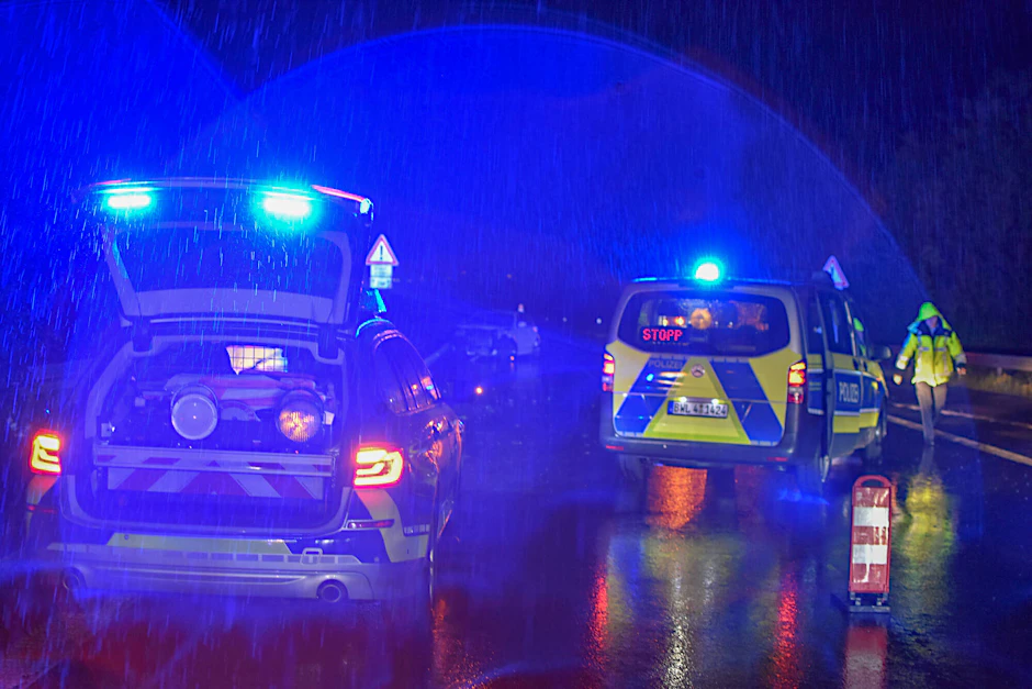 Eine 17-Jährige ist auf der Autobahn 8 in Bayern vermutlich angefahren und tödlich verletzt worden. (Symbolbild)