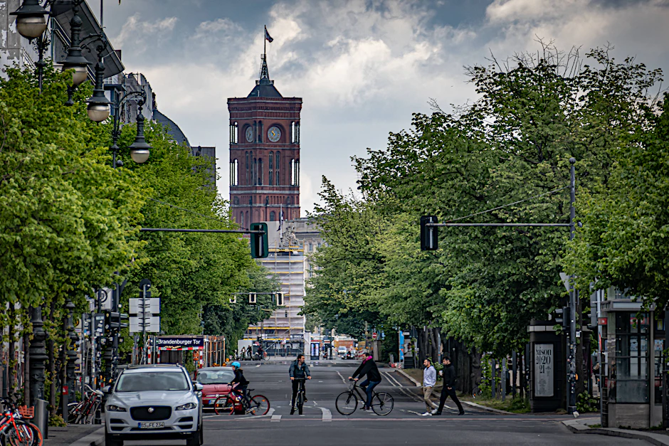 Noch teilen sich auf der Straße Unter den Linden Autos, Radfahrer und Fußgänger den Raum. Damit könnte es bald vorbei sein.