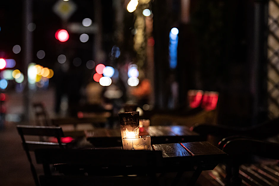 Wegen steigender Infektionszahlen in Berlin gilt in der Hauptstadt seit diesem Wochenende eine Sperrstunde.