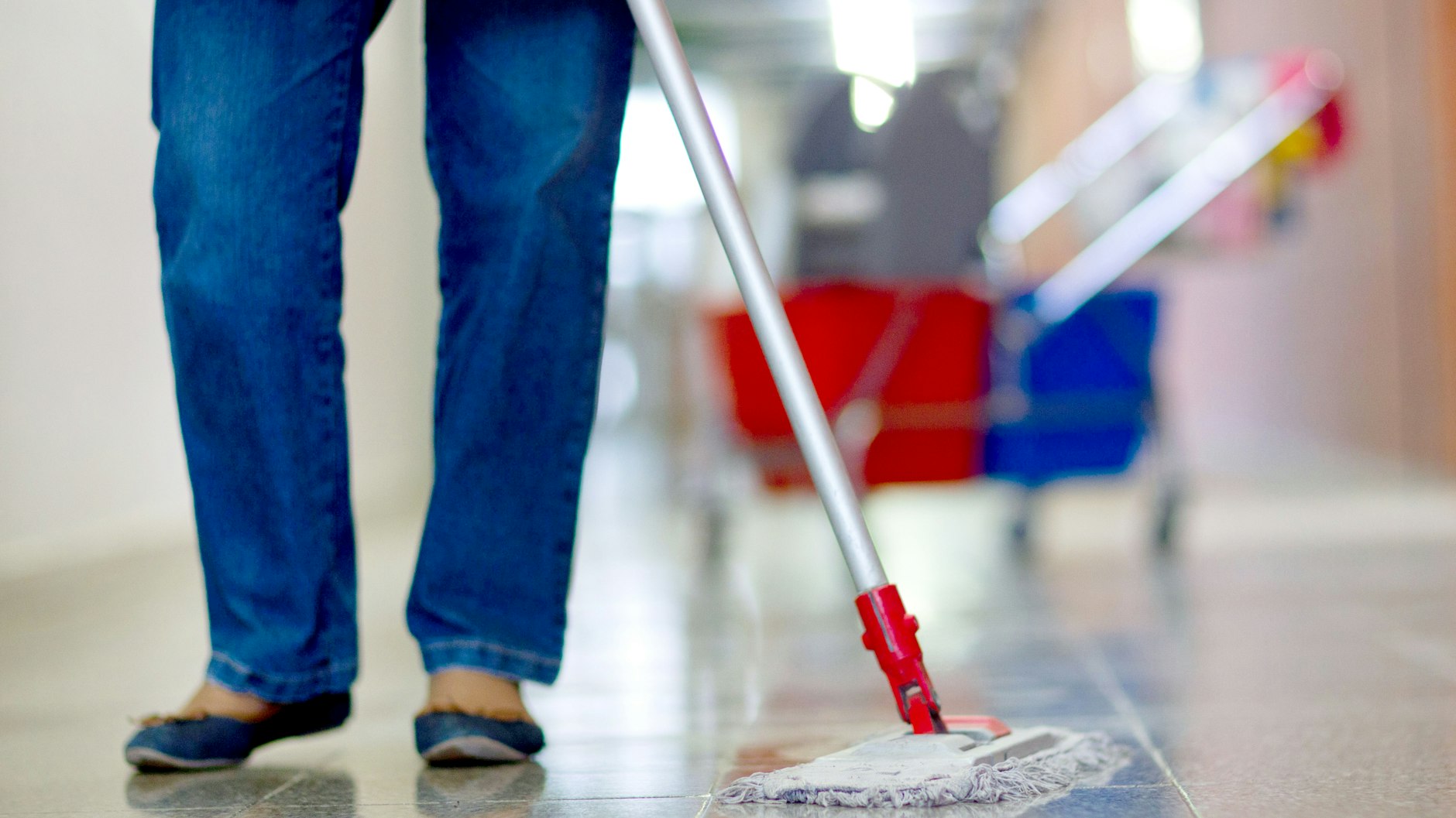 Putzfrau bei der Arbeit (Symbolbild). Ist eine Arbeitszeiterfassung vorhanden, müssen Pausen damit dokumentiert werden.&nbsp;