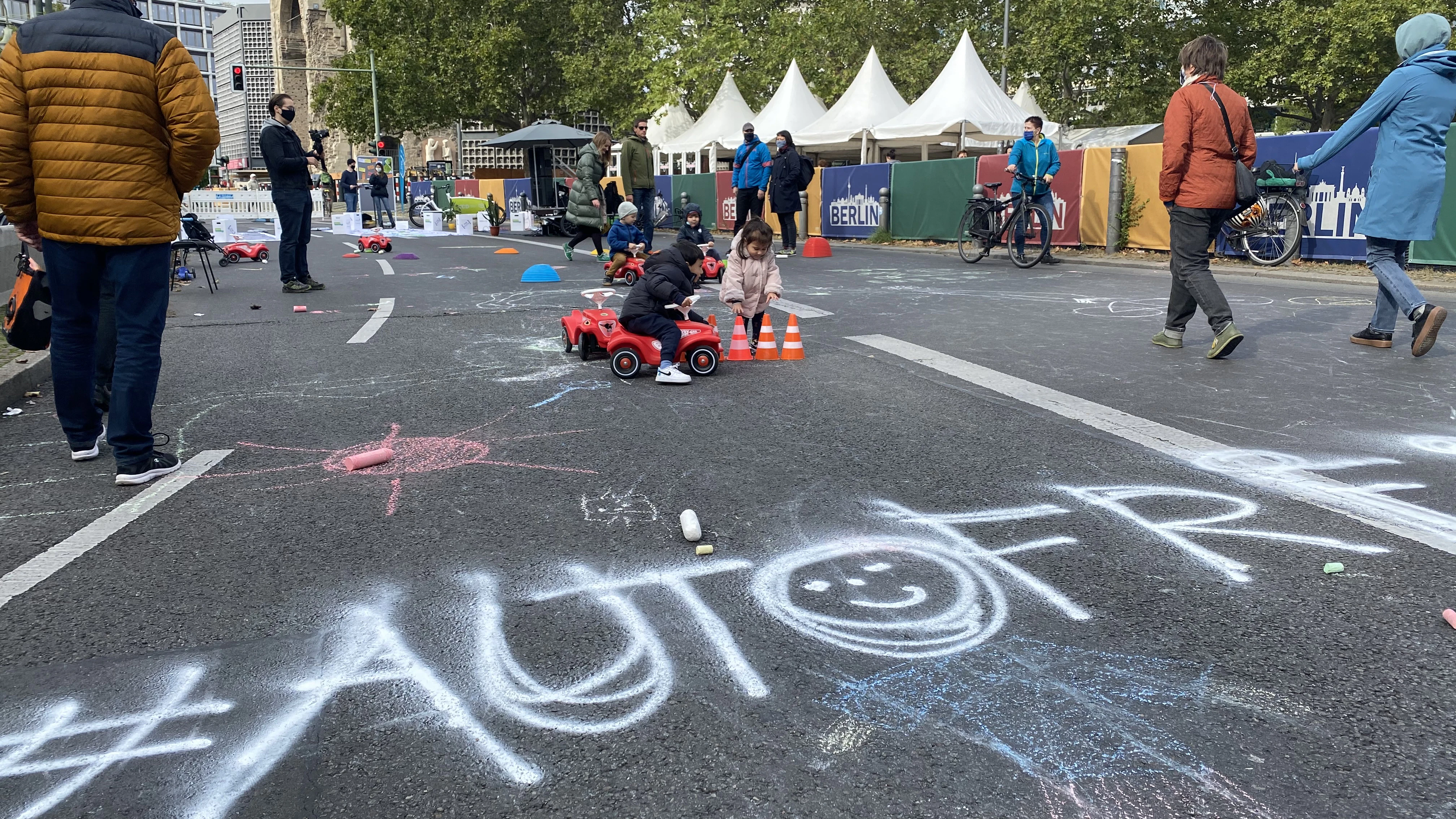 Bobby-Cars waren am Sonnabend auf den Tauentzien erlaubt - Autos, Lastwagen und Busse nicht.
