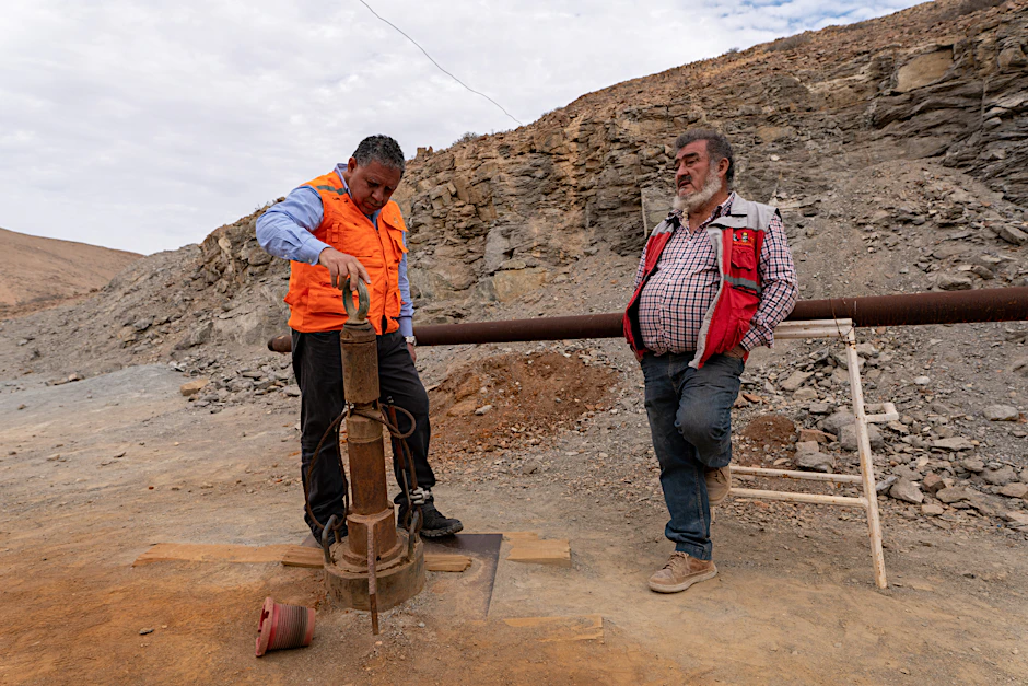 Luis Urzua (li.) und Jorge Galleguillos, zwei der Bergleute, die vor zehn Jahren gerettet wurden, stehen an dem Ort, an dem der erste Kontakt zwischen den Bergleuten, die in der San-Jose-Mine verschüttet waren, und den Rettungskräften stattfand.&nbsp;