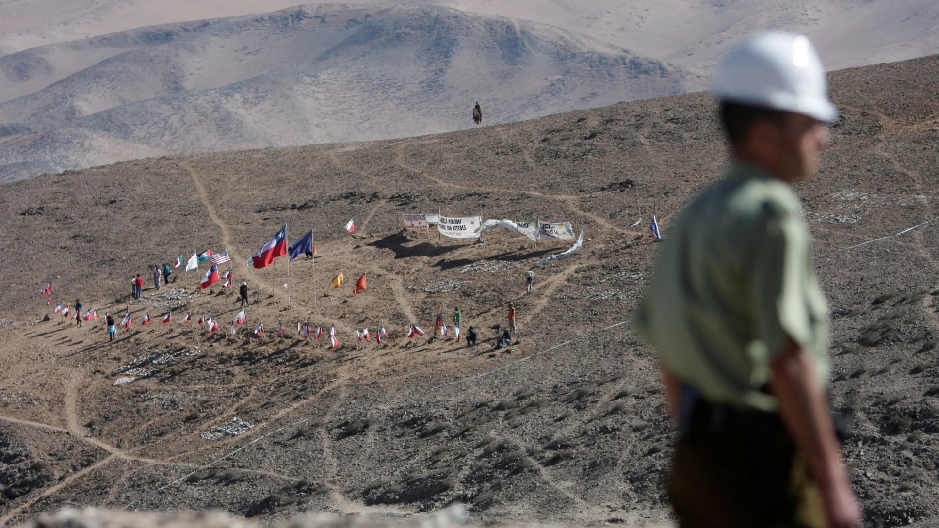 Angehörige der 33 Kumpel, die in der Mine San Jose verschüttet wurden, stellten damals symbolisch Flaggen für die Bergleute auf.
