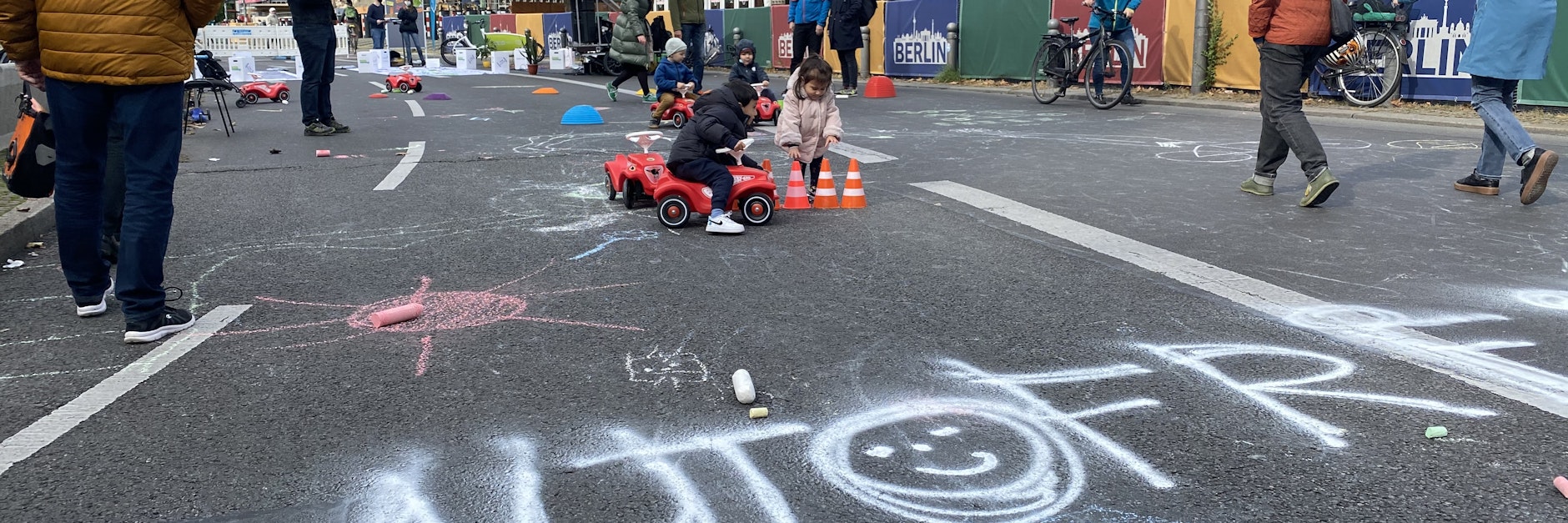 Bobby-Cars waren am Sonnabend auf der Tauentzienstraße in Charlottenburg erlaubt – Autos, Lkw und Busse dagegen nicht.