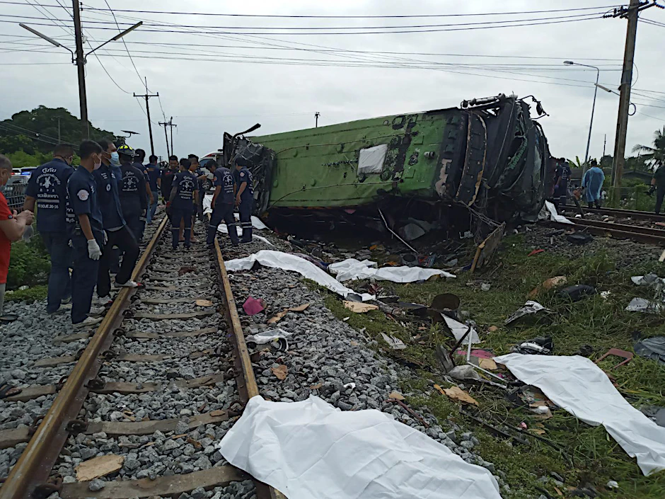 Mindestens 17 Menschen sind am Sonntag in Thailand beim Zusammenstoß eines Busses mit einem Zug ums Leben gekommen.
