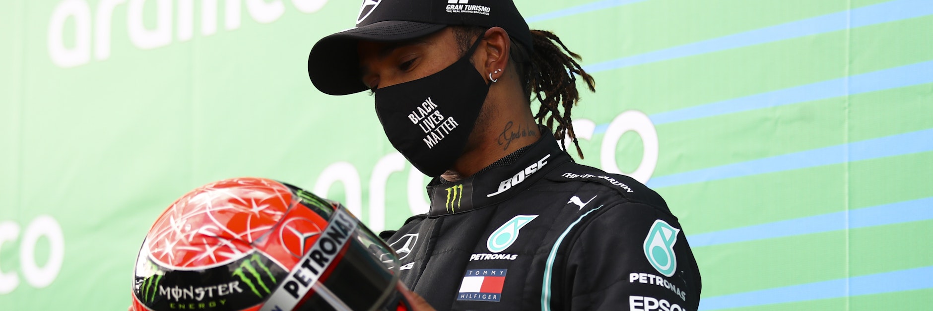 Wertvolles Geschenk: Lewis Hamilton erhielt von Mick Schumacher den Helm seines Vaters.