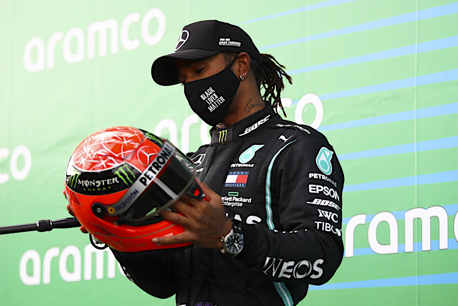 Wertvolles Geschenk: Lewis Hamilton erhielt von Mick Schumacher den Helm seines Vaters.