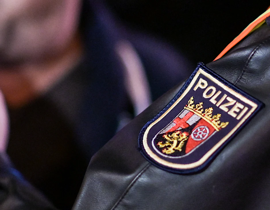 Ein Polizeieinsatz bei einer Schlägerei in Rheinland-Pfalz eskaliert.