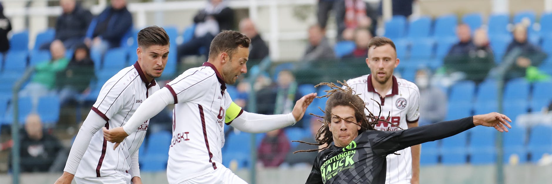 Kapitän Ronny Garbuschewski (2.v.l.) fertigte mit seinen Dynamos den SC Gatow im Pokal mit 7:1 ab.