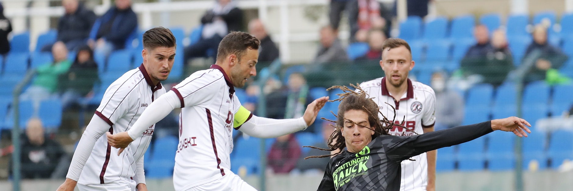 Kapitän Ronny Garbuschewski (2.v.l.) fertigte mit seinen Dynamos den SC Gatow im Pokal mit 7:1 ab.
