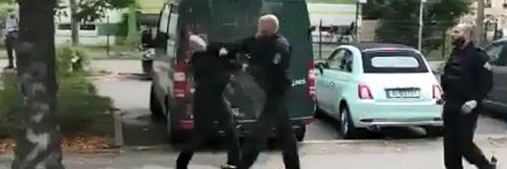 Der Polizist schlägt dem schwarz gekleideten Mann mit voller Wucht ins Gesicht. Kurz darauf wird der Mann festgenommen. <br>