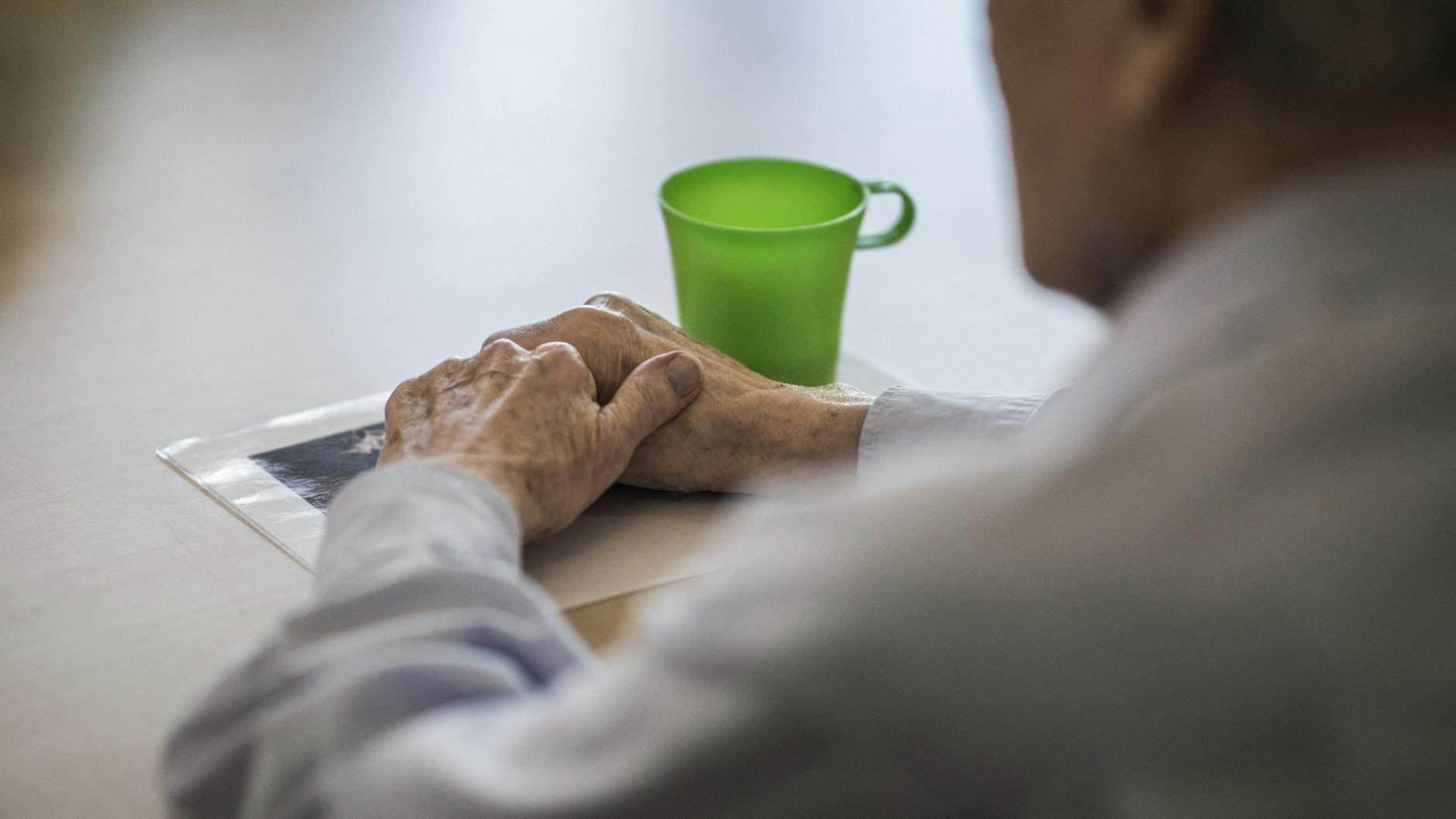 Viele Pflegebedürftige trinken zu wenig und müssen regelmäßig dazu ermuntert werden. Das passiert aber nicht immer. 