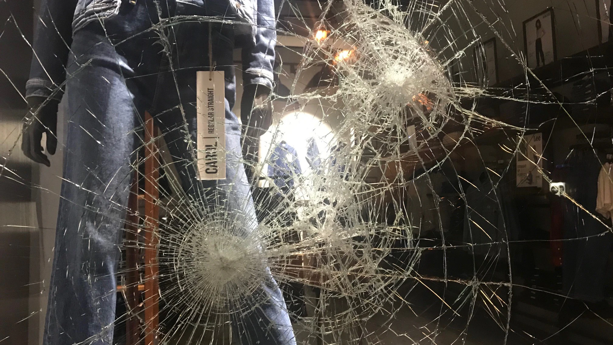 Die zerstörte Schaufensterscheibe eines Modegeschäfts.
