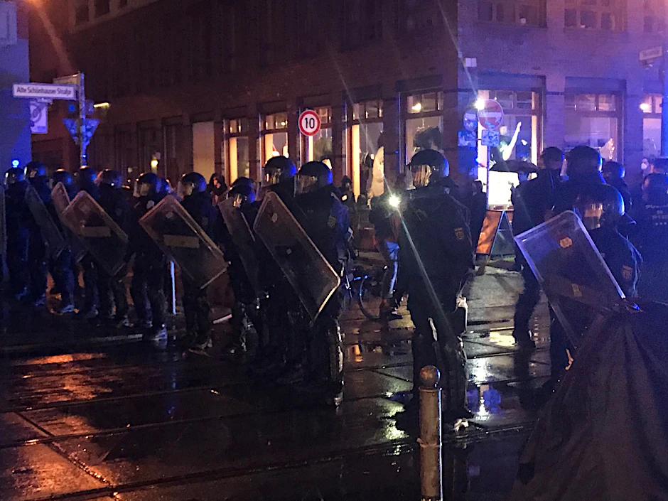 Fast eine halbe Stunde tobten sich die Chaoten aus, bis Polizisten sich ihnen in der Alten Schönhauser Straße entgegenstellten.