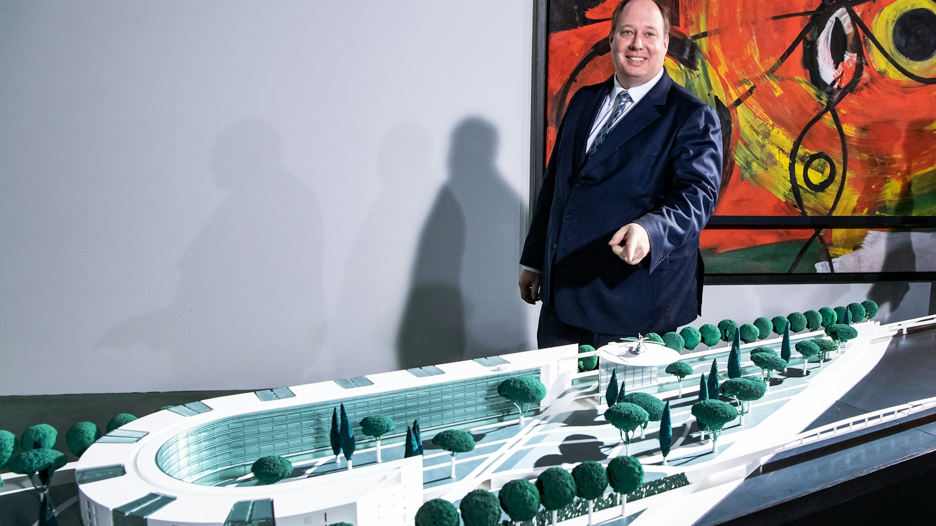 Helge Braun (CDU), Chef Bundeskanzleramt, stellte die Baupläne im Januar 2019 vor. Die Kosten des Zweckbaus gehen schon vor Baubeginn durch die Decke.&nbsp;