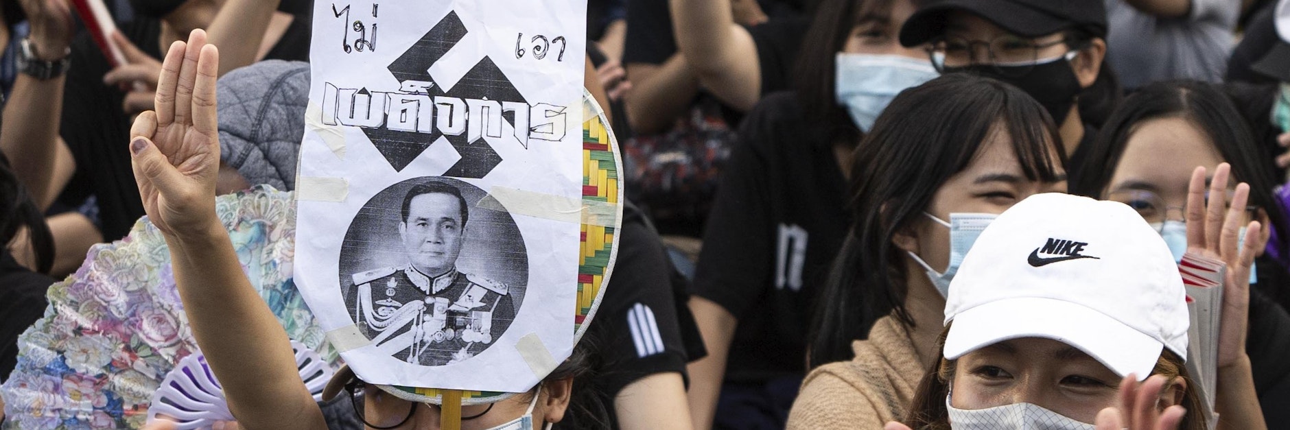 Mit dem&nbsp;Dreifingergruß aus&nbsp;„Die Tribute von Panem“ demonstrieren junge Menschen in Thailand gegen die Macht des Monarchen Maha Vajiralongkorn.