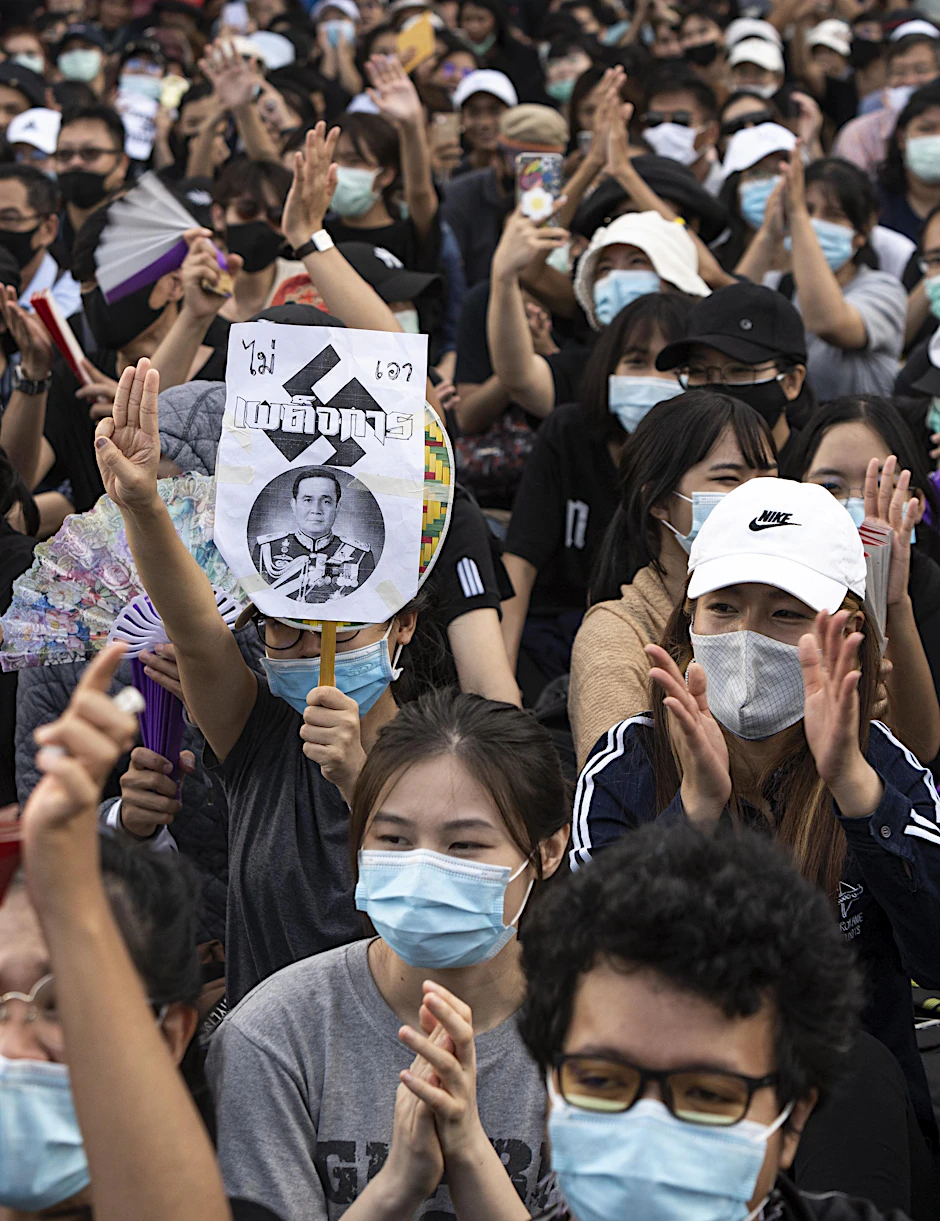 Mit dem&nbsp;Dreifingergruß aus&nbsp;„Die Tribute von Panem“ demonstrieren junge Menschen in Thailand gegen die Macht des Monarchen Maha Vajiralongkorn.
