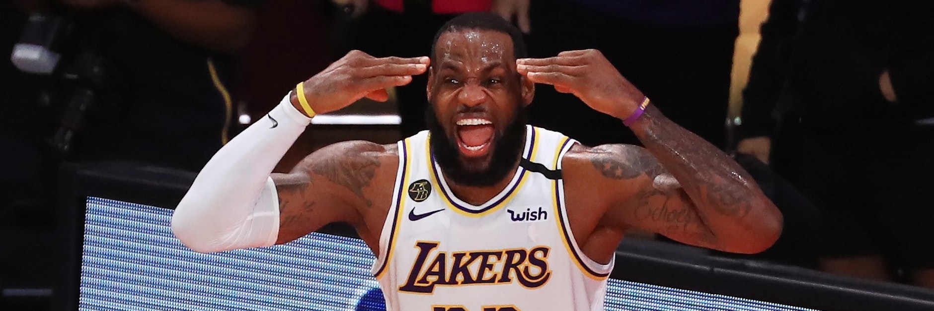 LeBron James schreit seine Freude heraus: Er hat seinen ersten NBA-Titel mit den Lakers gewonnen.