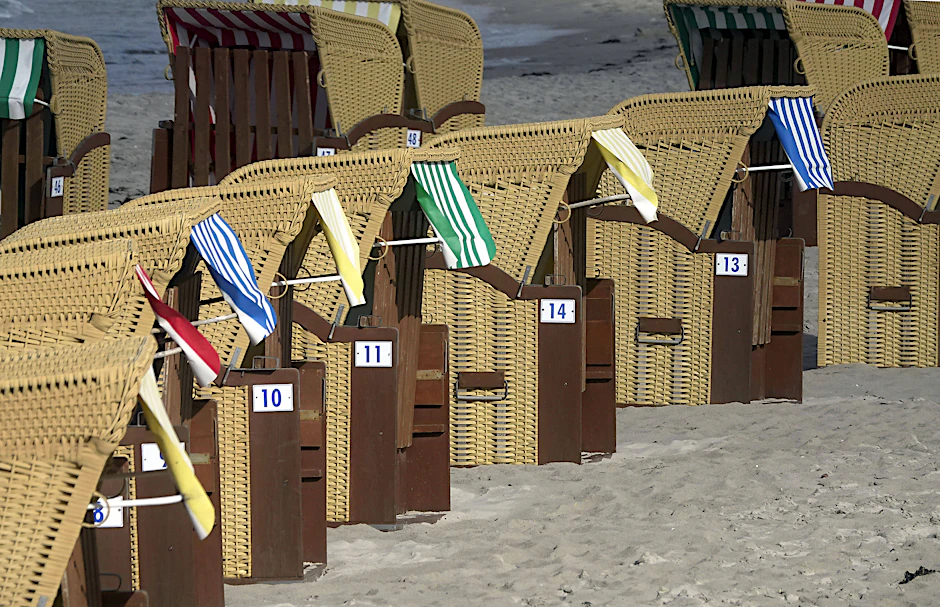Viele Strandkörbe an der See bleiben in den Ferien ungenutzt.