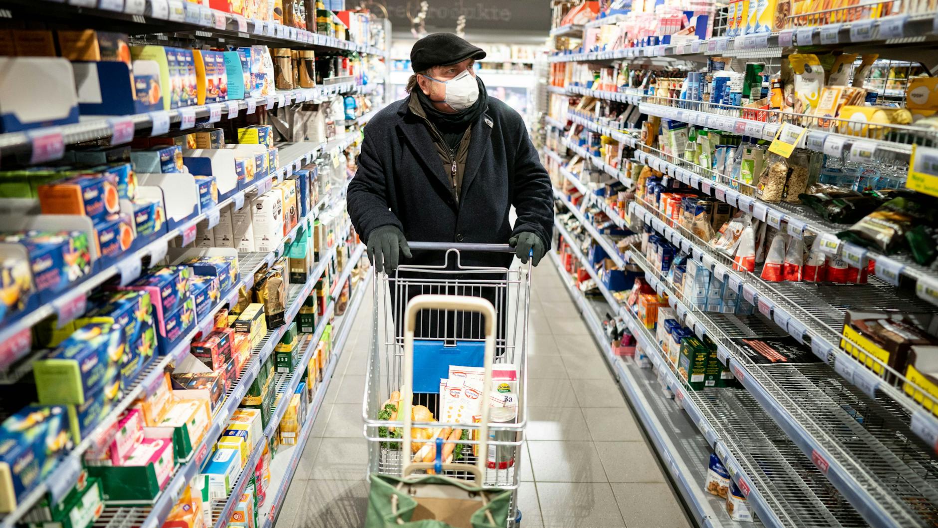 Kundinnen und Kunden müssen, Verkäuferinnen und Verkäufer können im Supermarkt Mundschutz tragen. 