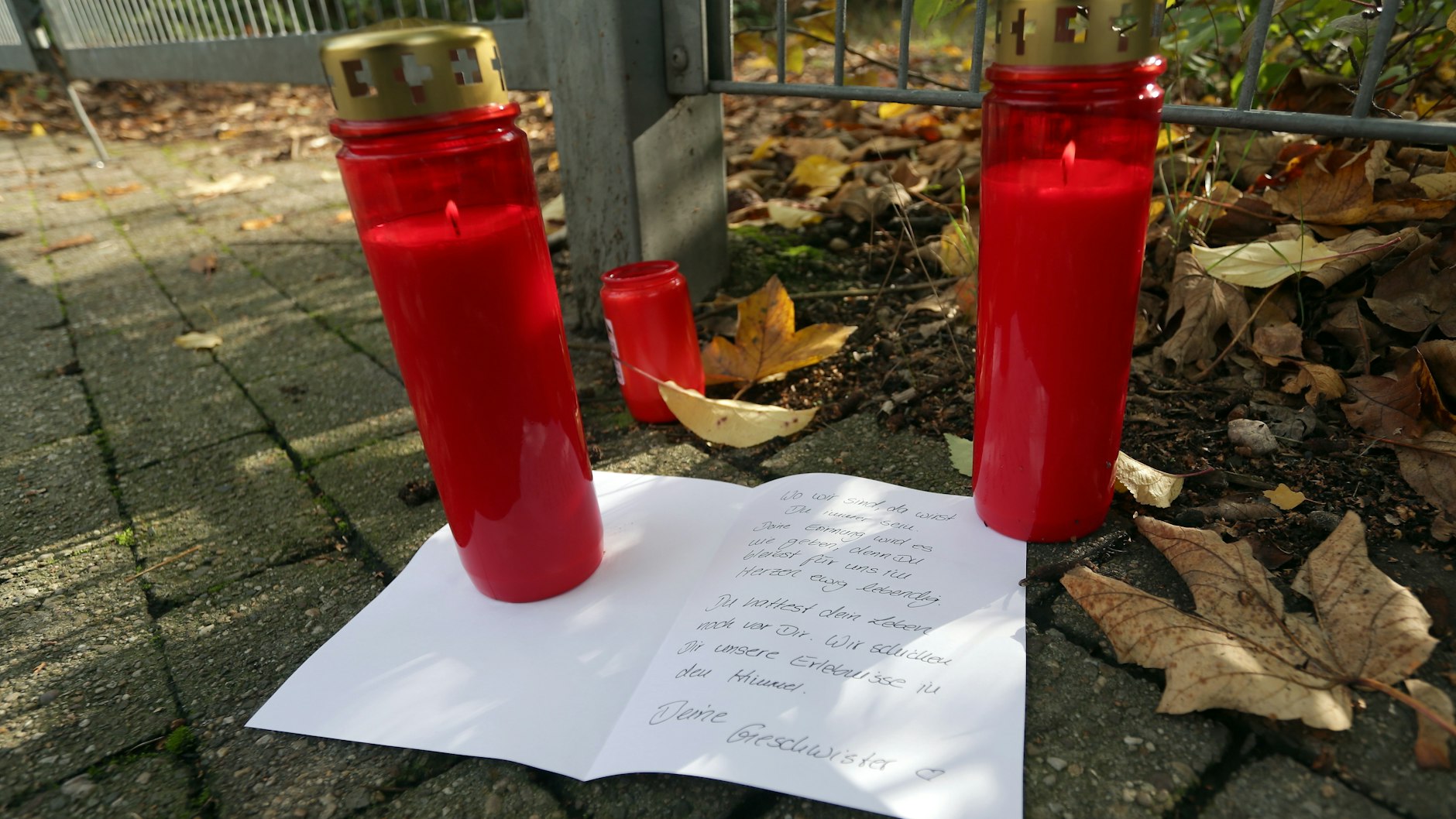 Die Geschwister des toten Mädchens haben Kerzen an dem Abbruchhaus abgestellt.